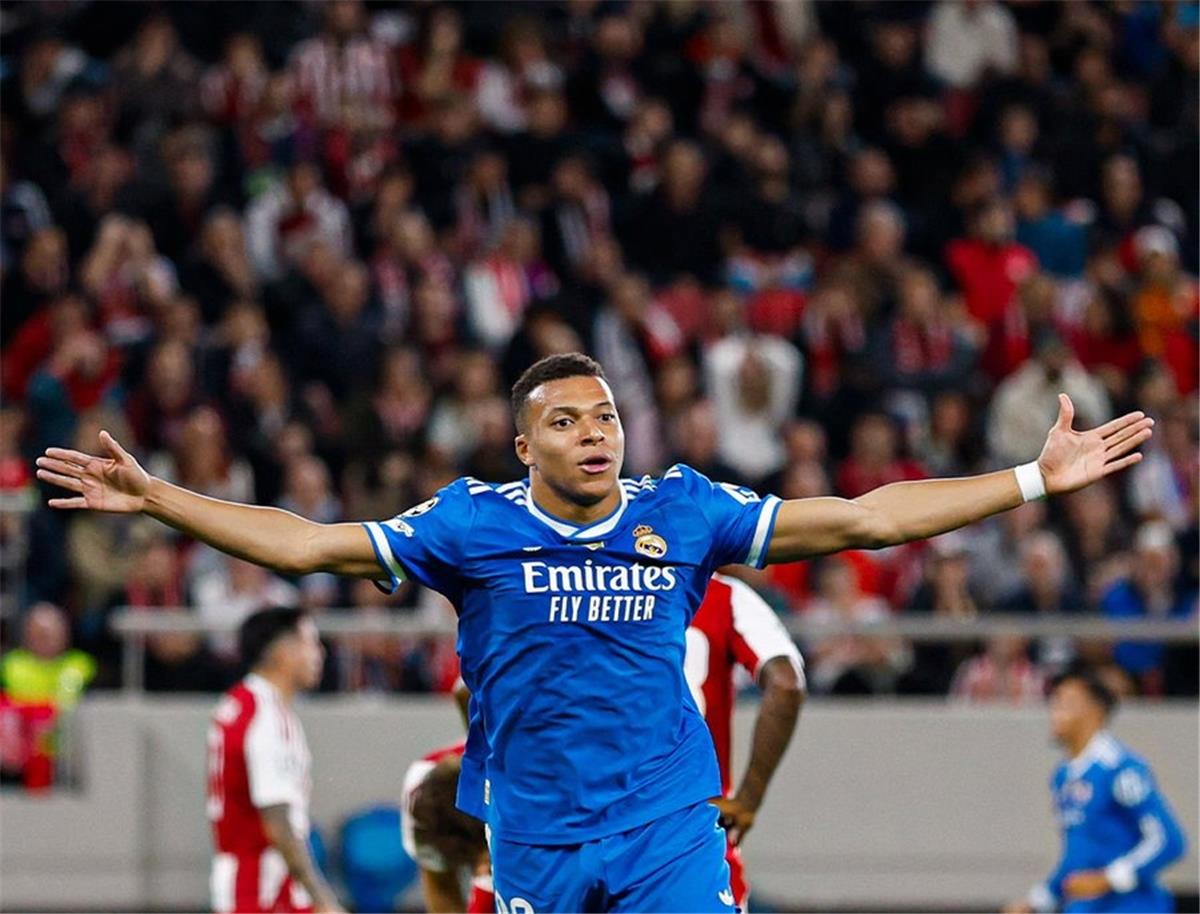 مبابي يقود كوكبة النجوم في التشكيلة المثالية للجولة السادسة بدوري أبطال أوروبا