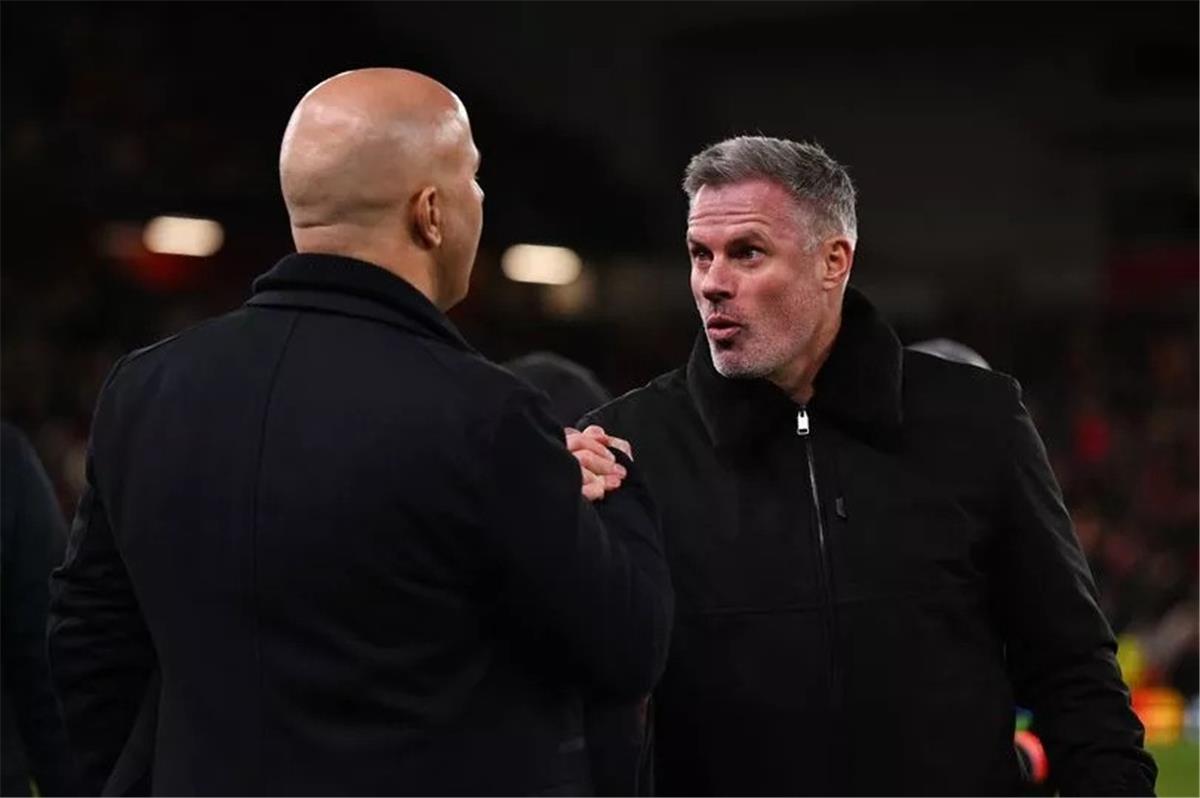 جيمي كاراجر يدق ناقوس الخطر: هل يستطيع آرني سلوت إنقاذ مستقبله في ليفربول؟