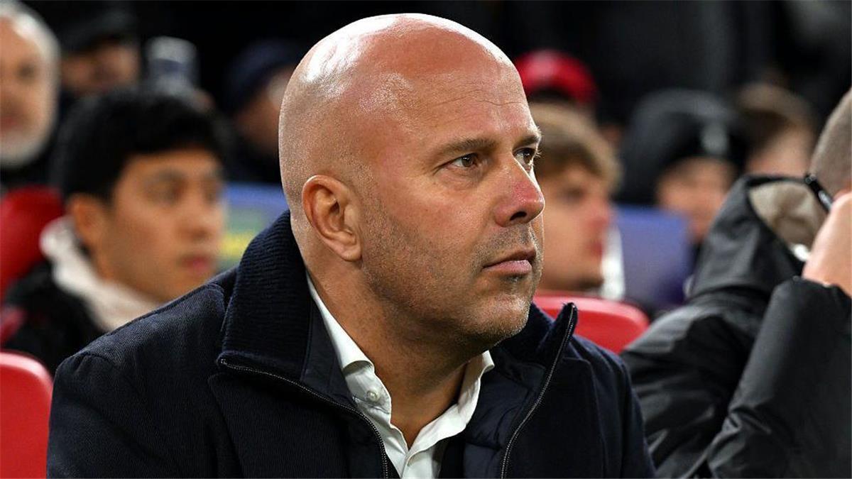 هل يواجه آرني سلوت أزمة مبكرة؟ رحيل فان برونكهورست يهدد مستقبل مدرب ليفربول!