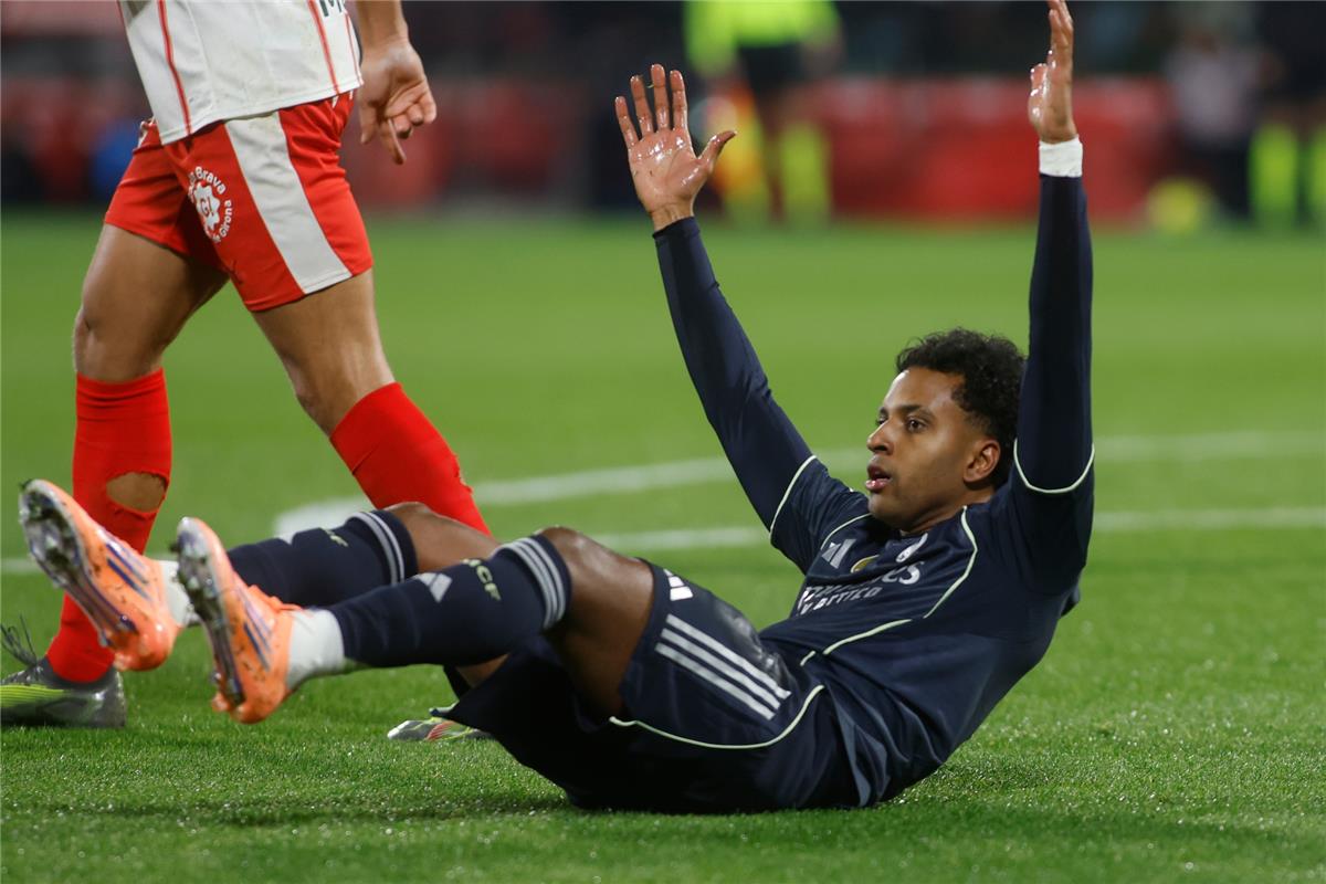 غضب عارم: اتهامات قناة ريال مدريد للتحكيم بعد مباراة جيرونا تُشعل فتيل الجدل حول نزاهة الليغا