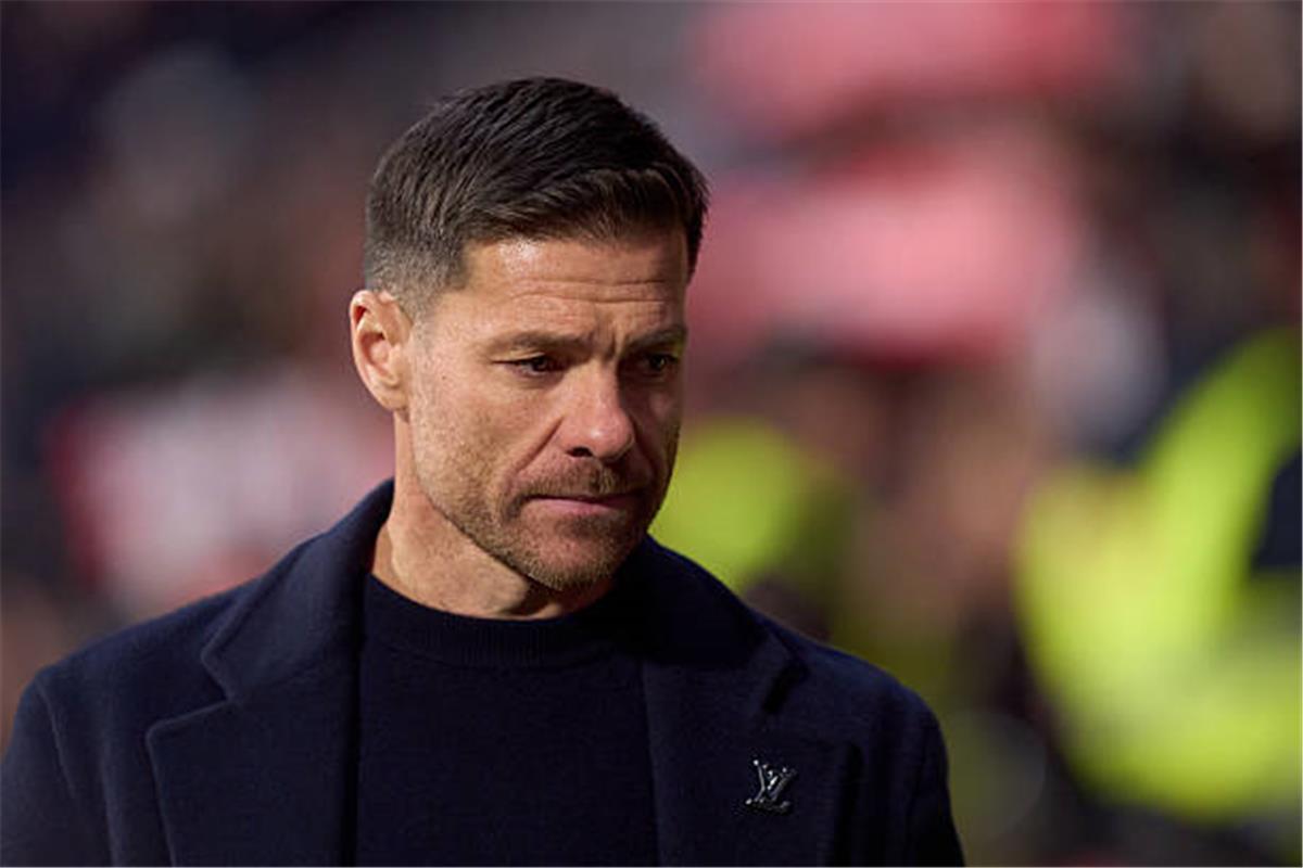 ضغوط هائلة تحيط بـ مصير تشابي ألونسو في ريال مدريد: هل يعود زيدان لإنقاذ الموسم الملكي؟