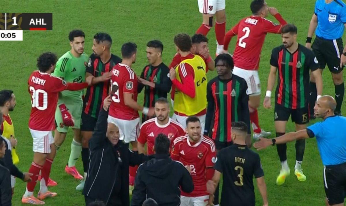 الكاف يحسم الجدل: قرارات حاسمة بعد أحداث مباراة الأهلي والجيش الملكي في دوري الأبطال