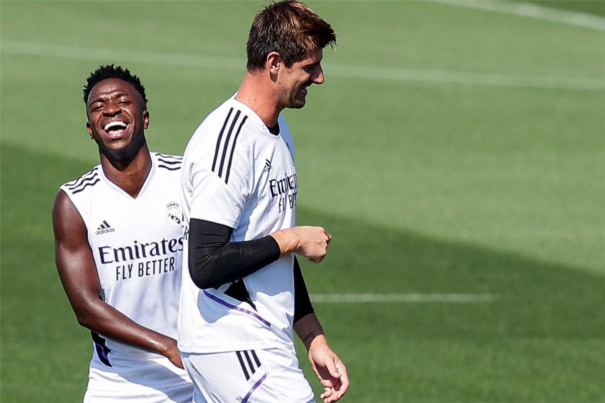 كورتوا يطلق صرخة مدوية: تحليل عميق لـ **تأثير الإهانات على صحة اللاعبين النفسية** في عالم كرة القدم