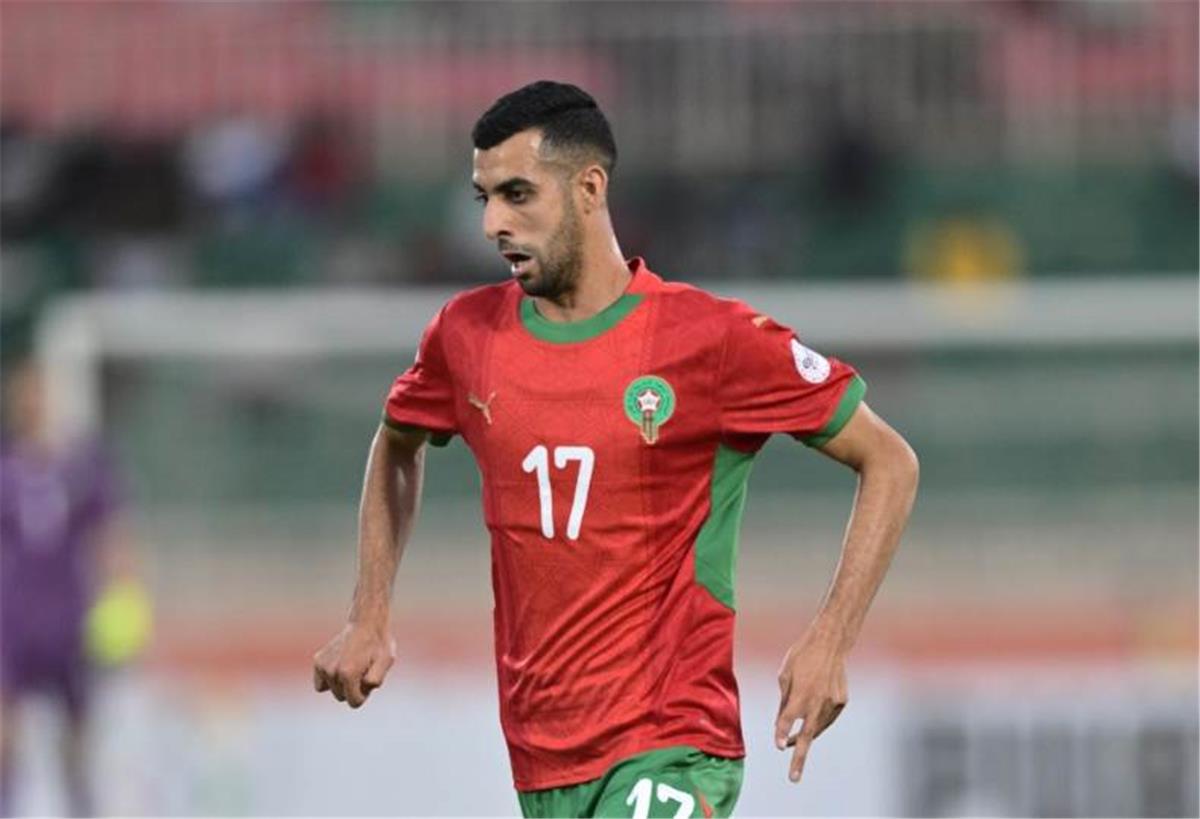 الرجاء المغربي يحسم الجدل: تطورات حاسمة في مستقبل يوسف بلعمري وصفقات الأهلي المترقبة