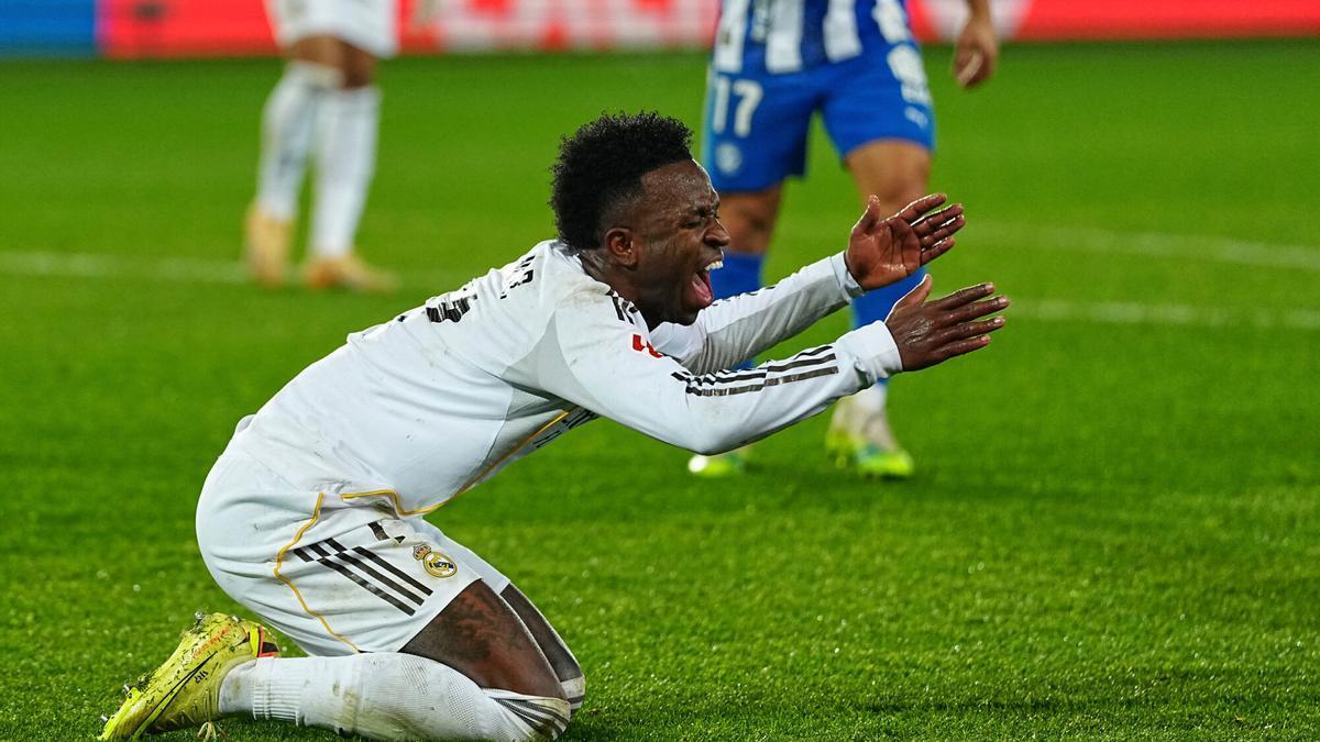 أزمة الثقة: تفاصيل رد فعل فينيسيوس الصادم تجاه التحكيم بعد معركة ألافيس وتأثيرها على مسيرته