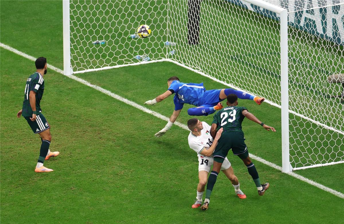 أصوات الشغف الكروي: الكشف عن معلقي مباراة السعودية والأردن المصيرية في كأس العرب