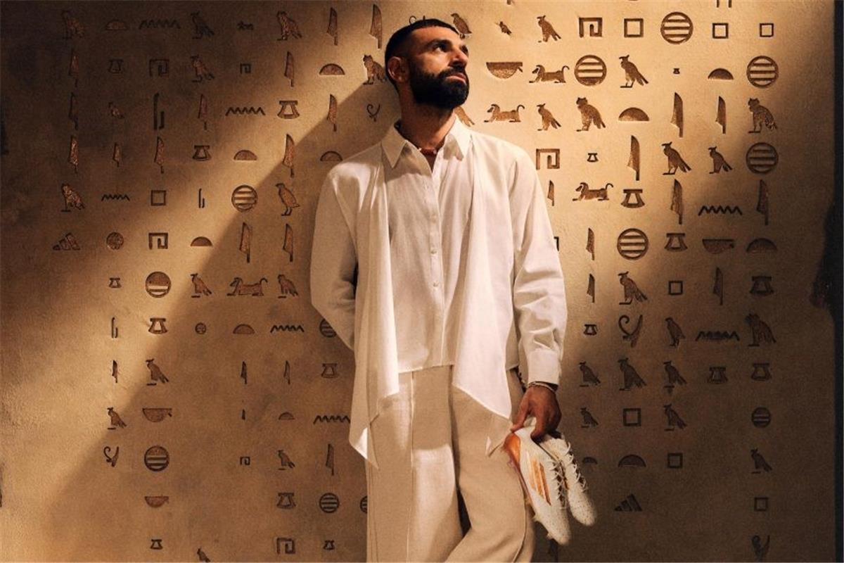 أديداس تكشف النقاب عن تحفة فرعونية: حذاء محمد صلاح الجديد يتألق في أمم إفريقيا 2025