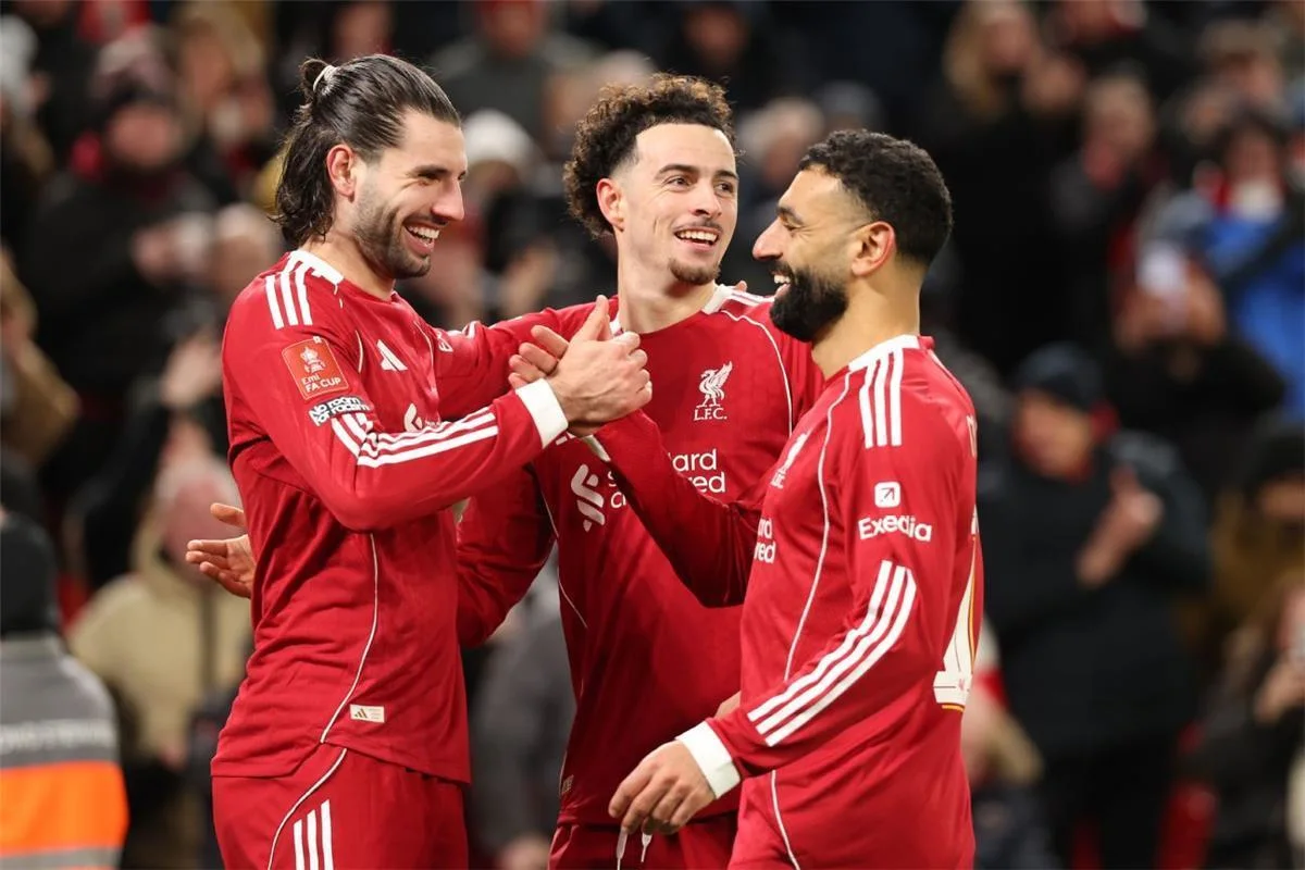 الكشف عن تشكيلة ليفربول الرسمية ضد وست هام: مفاجآت سلوت في قمة البريميرليج