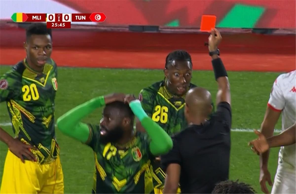 لحظة مثيرة للجدل: تفاصيل طرد لاعب مالي في كأس أمم إفريقيا 2025 ضد تونس