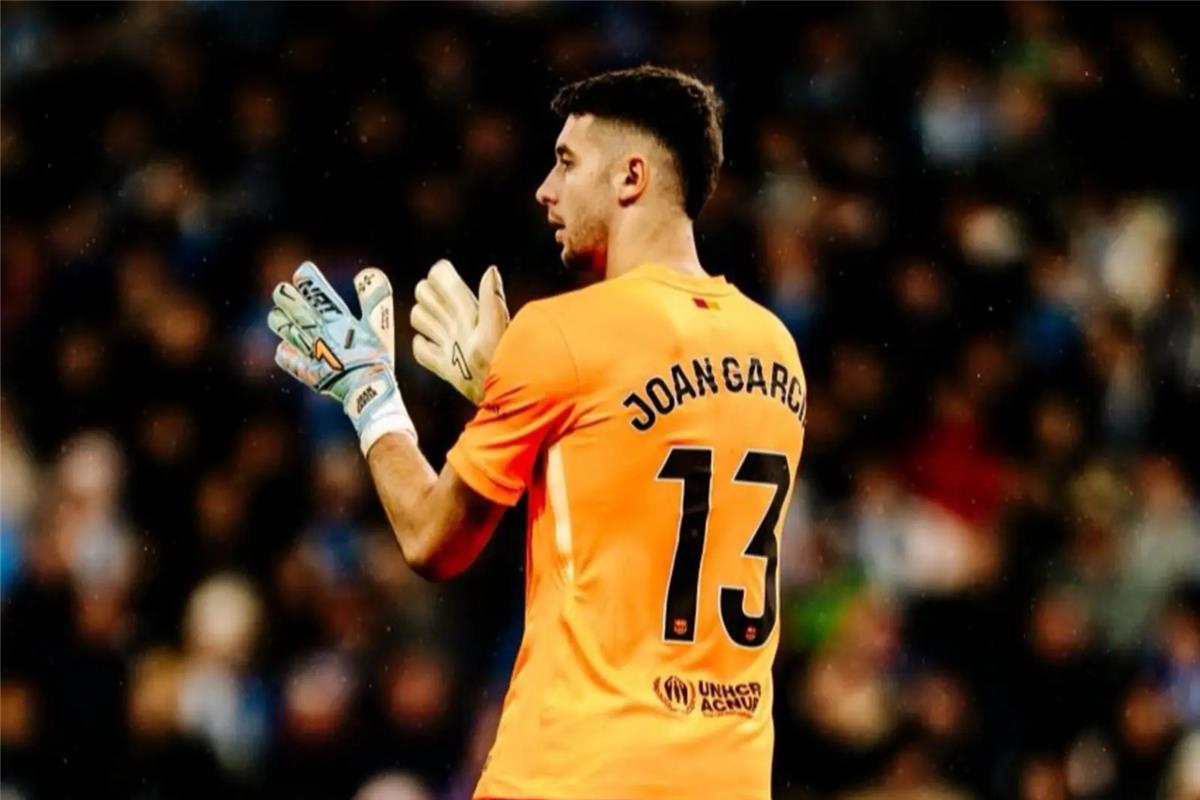 هل خالف جارسيا قواعد الفيفا؟ لاهوز يكشف تفاصيل تصرف حارس برشلونة المثير للجدل