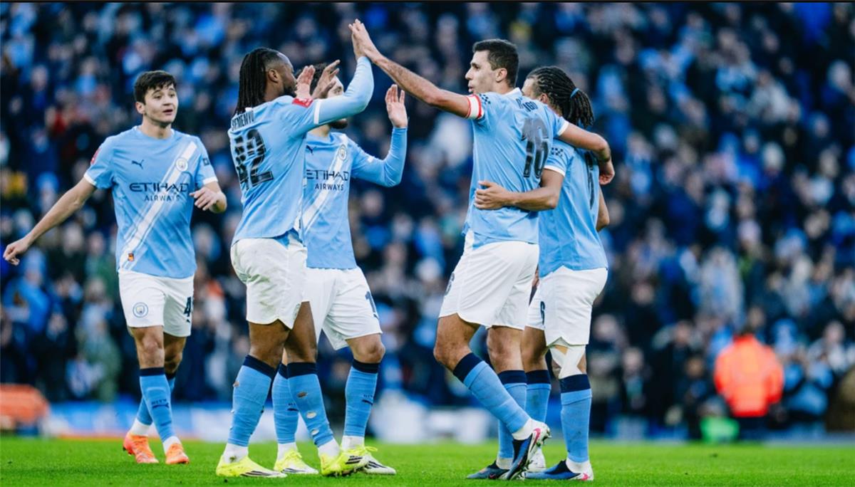 قمة الكؤوس: الكشف عن تشكيل مانشستر سيتي المتوقع ضد نيوكاسل في كأس الرابطة وتحديات جوارديولا