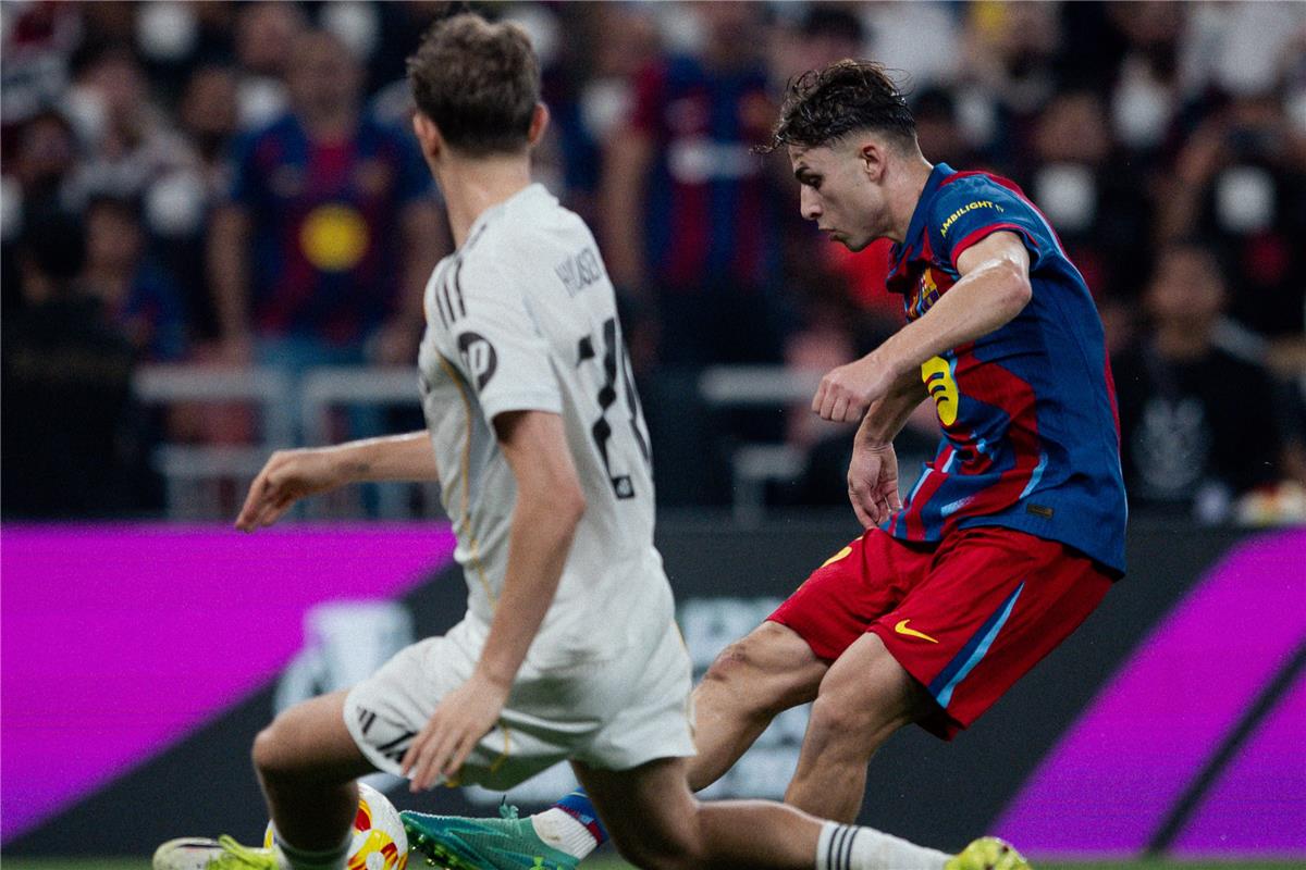 رسميًا: الكشف عن حكم مباراة برشلونة وراسينج سانتاندير الحاسمة في كأس ملك إسبانيا