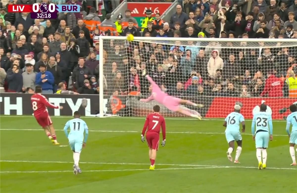 صدمة الأنفيلد: إضاعة سوبوسلاي لضربة جزاء ليفربول تُبقي التعادل سيد الموقف أمام بيرنلي