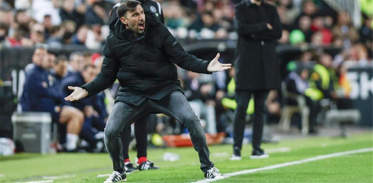 الكشف عن استراتيجية إلتشي لمواجهة برشلونة: شجاعة تكتيكية وطموح أوروبي