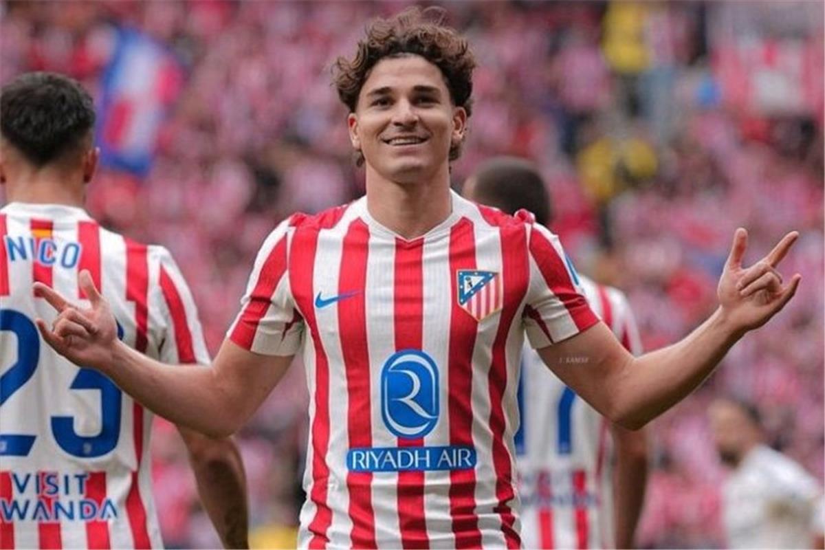 مستقبل غامض: صراع الأندية الإنجليزية المحتدم على جوليان ألفاريز وبرشلونة يترقب