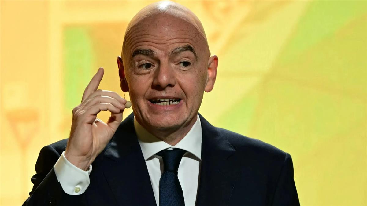 الرئيس يعتذر: جياني إنفانتينو يوضح تصريحاته لجماهير إنجلترا بعد مزحة كأس العالم بقطر