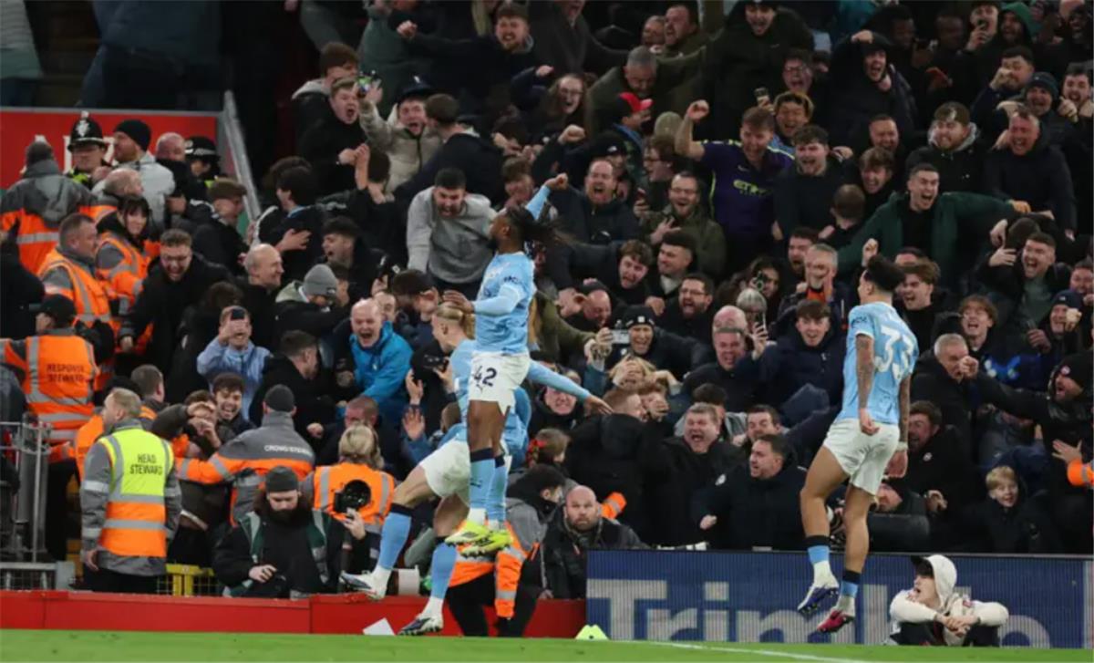 فوضى تحكيمية تضرب آنفيلد: تحليل عميق لـ قرارات الفار الجدلية ليفربول ومانشستر سيتي