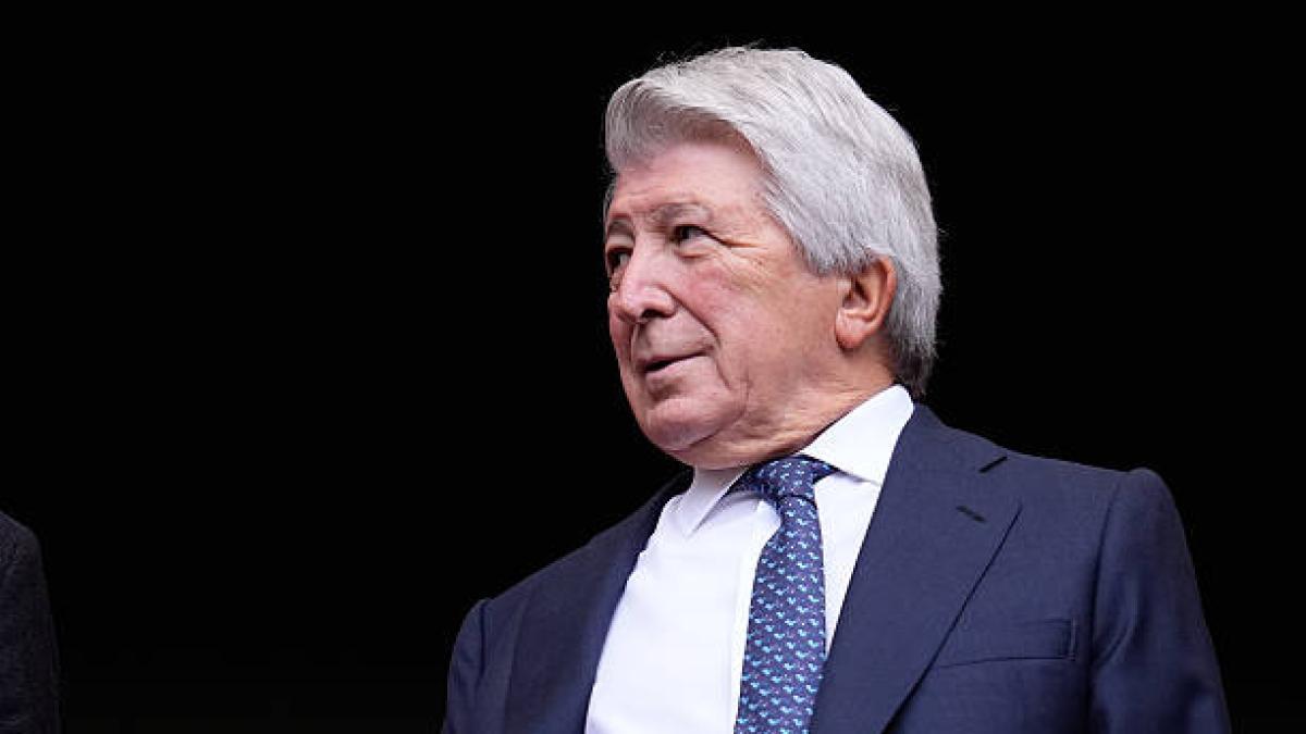 إنريكي سيريزو يشعل الأجواء: رئيس أتلتيكو مدريد يطالب أراوخو بتسهيل الأهداف قبل موقعة الكأس!