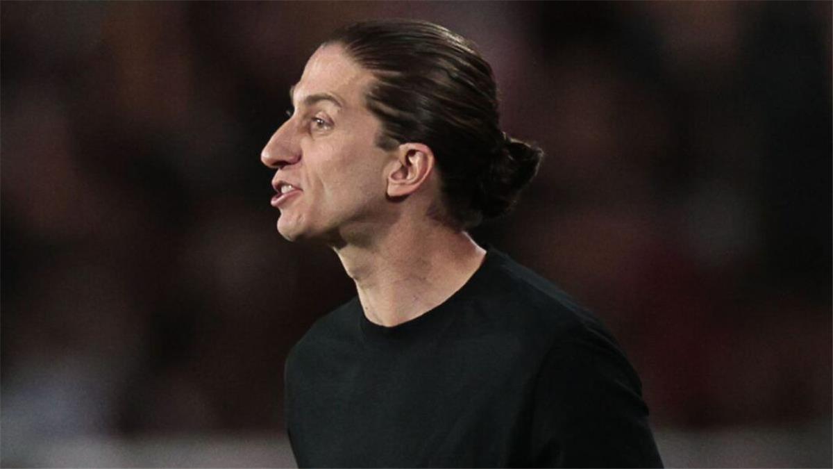 فيليبي لويس يرفع راية مكافحة العنصرية ويدعم فينيسيوس جونيور بقوة