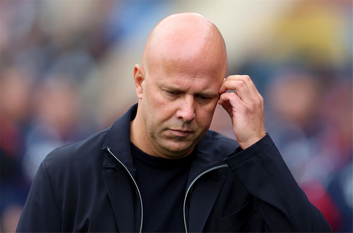 نيكول يفك شفرة الأزمة: هل تعصف مشاكل غرفة ملابس ليفربول بآرني سلوت؟