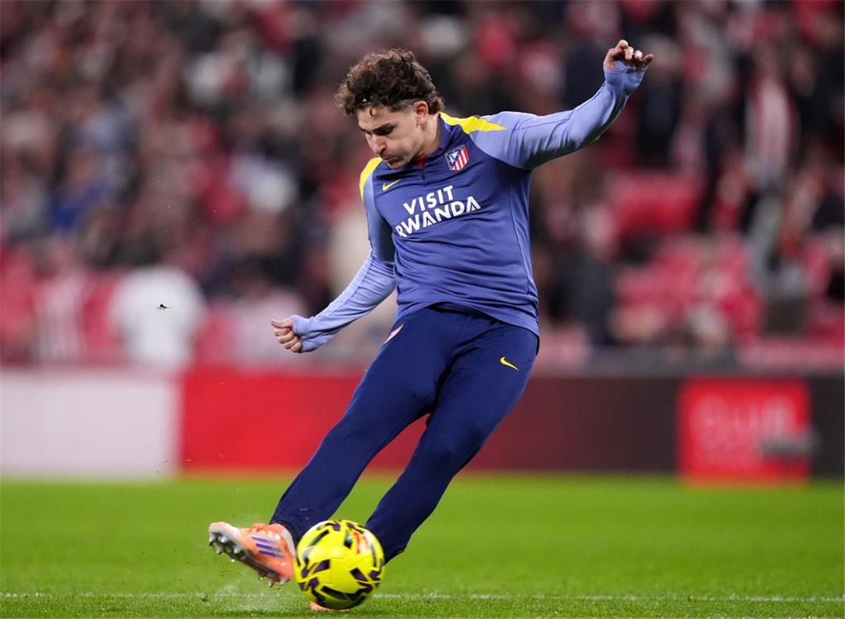 أتلتيكو مدريد يحسم الجدل: حقيقة انتقال جوليان ألفاريز إلى برشلونة تتضح