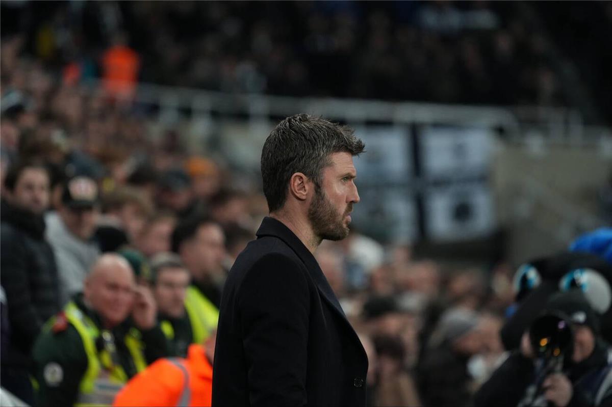 صدمة وهزيمة مريرة: مايكل كاريك يفكك أسباب خسارة مانشستر يونايتد أمام نيوكاسل