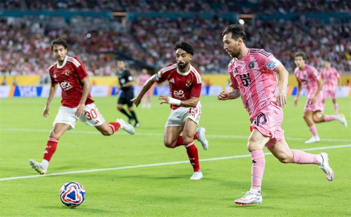 البيت الأبيض يشهد: ترامب يصف النادي الأهلي بـ’الأفضل’ أمام ليونيل ميسي في تصريح مفاجئ