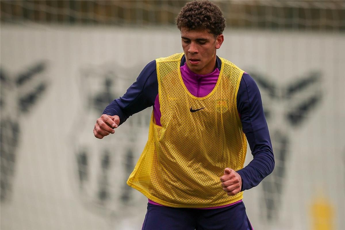 الانتظار ينتهي: حمزة عبد الكريم يحصل على الضوء الأخضر للمشاركة مع برشلونة أتلتيك