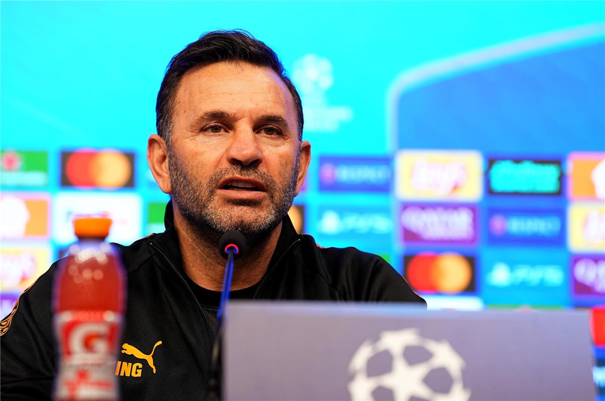 أوكان بوروك يحلل قوة ليفربول ويرفض عقوبة يويفا قبل قمة الأبطال