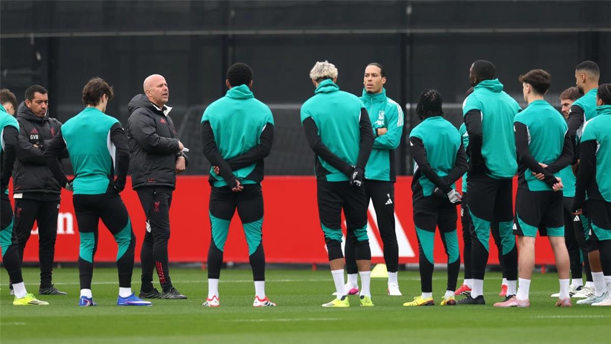 صراع الأبطال: الكشف عن التشكيلة المتوقعة لليفربول لمواجهة جالطة سراي في قمة دوري الأبطال