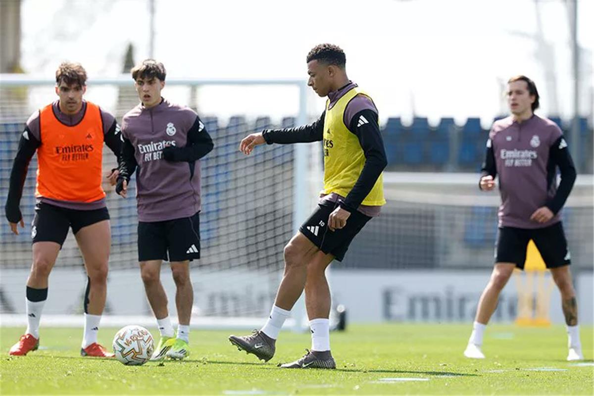 ديشامب يكشف الستار: قائمة فرنسا النهائية للمباريات الودية ومفاجأة عودة مبابي الصاعقة