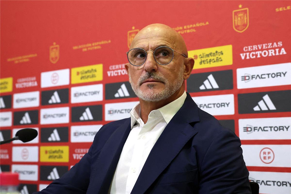 دي لا فوينتي يكشف عن قائمة إسبانيا لمباريات مارس الودية: مفاجآت وعودة النجوم