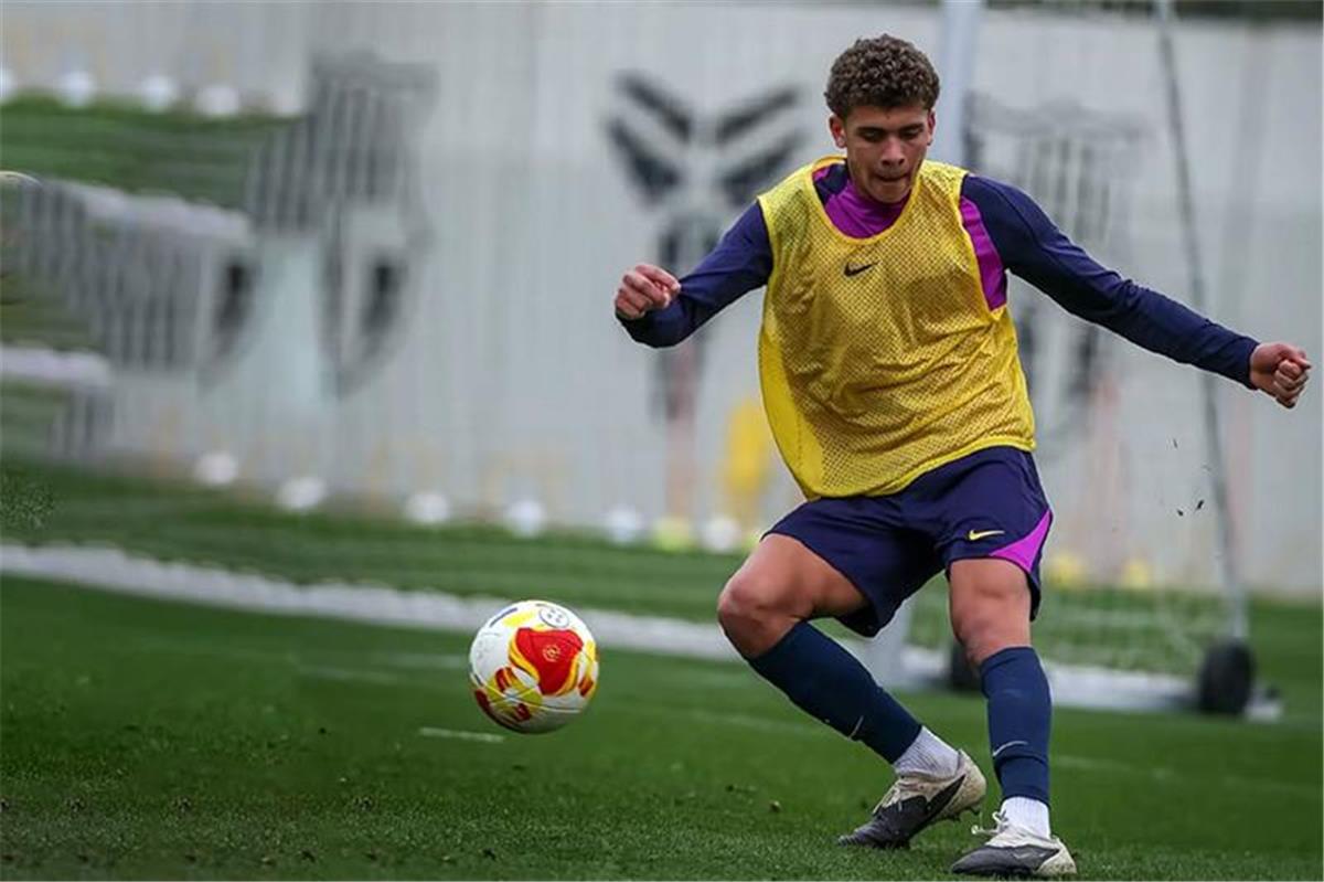 مواجهة حاسمة: برشلونة تحت 19 سنة يستضيف سي إف دام في الدوري الإسباني للشباب – تحليل شامل