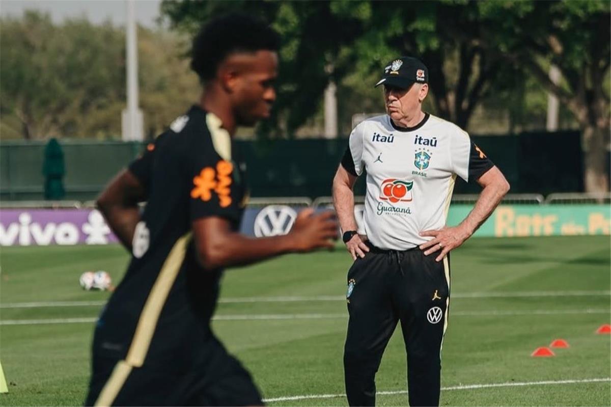 أنشيلوتي يُسلّط الضوء على **تطور مهنة التدريب في كرة القدم** وتحديات قيادة البرازيل