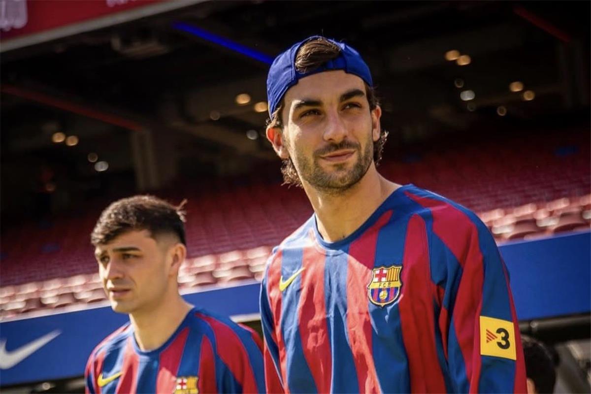 معركة العمالقة الإنجليزية: آرسنال ومانشستر يونايتد يتصارعان على خطف فيران توريس من برشلونة