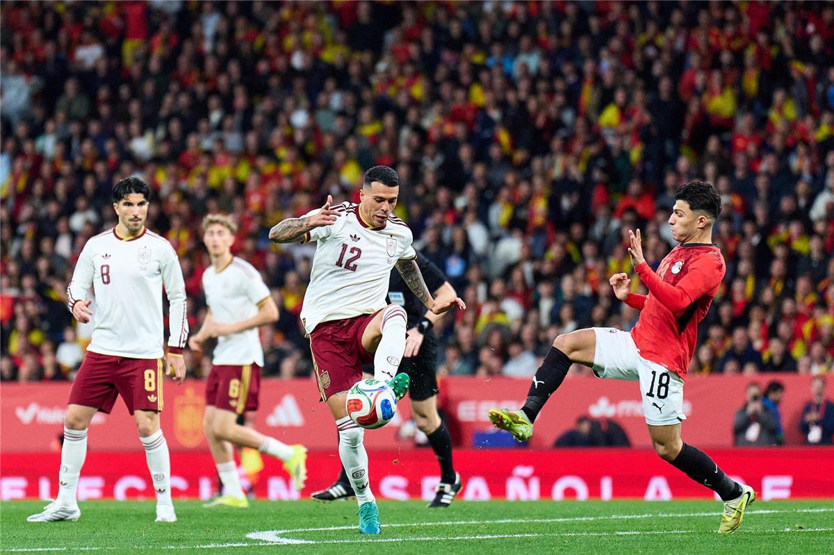 بيدرو سانشيز يدين العنصرية بقوة: رئيس وزراء إسبانيا يعلق على حادثة مباراة مصر وإسبانيا