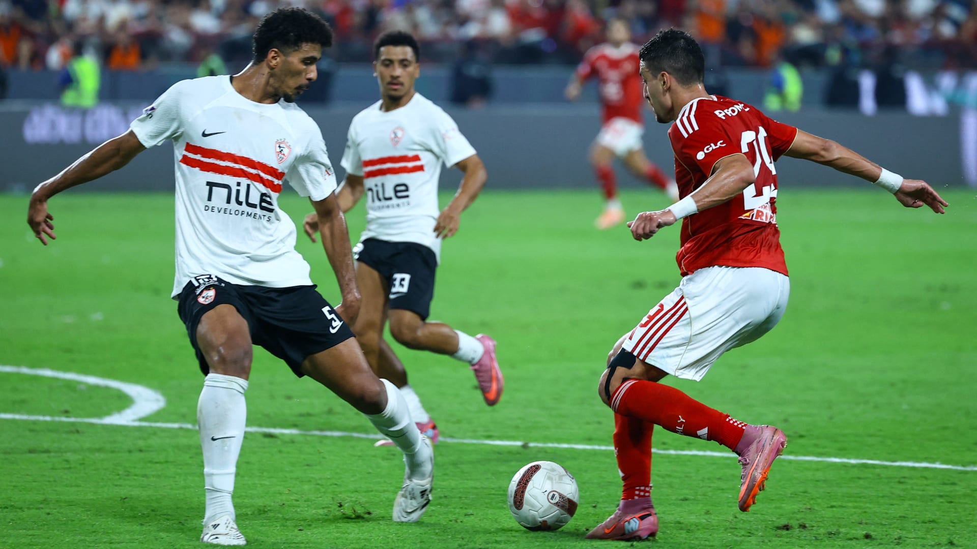 قمة الحسم: الأهلي والزمالك يحددان ملامح صدارة الدوري المصري في مواجهة نارية