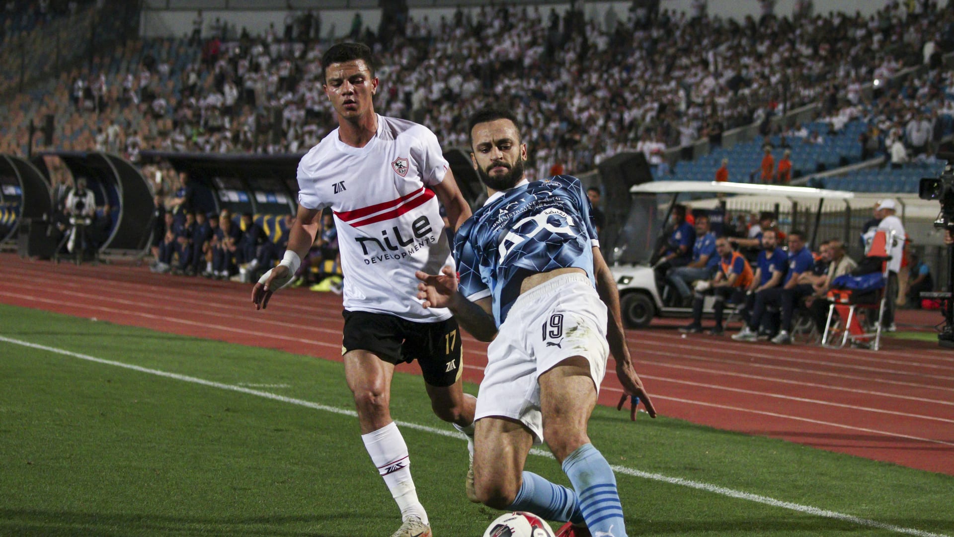 صراع اللقب المحتدم: سيناريوهات تتويج الزمالك والأهلي وبيراميدز بالدوري المصري في الجولة الأخيرة