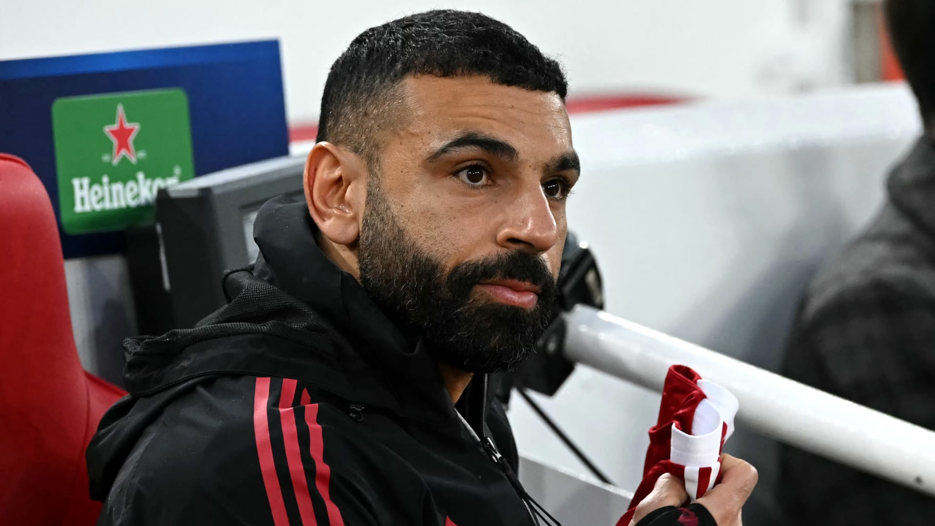 لقطة مؤثرة: محمد صلاح وأحمد المحمدي يتبادلان التحية في فيلا بارك