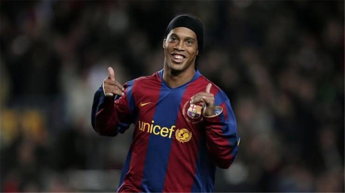 رونالدينيو يعود إلى الملاعب الساحر البرازيلي يفاجئ العالم بقرار غير متوقع